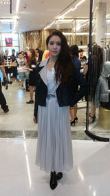 组图：官恩娜面瘫嘴歪眼斜 哭喊靠脸吃饭