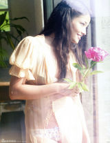 组图：黑木明纱大尺度写真 鲜花遮乳手捂私处