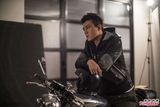 组图：陈冠希创作特别版皮衣 骑摩托展个性