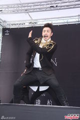 组图：潘玮柏《小丑》自创MV挑战不同类型角色