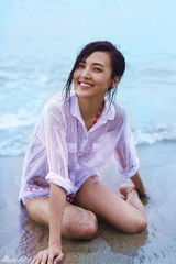 组图：郑罗茜海边写真半透明衬衫湿身诱惑