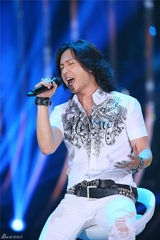 组图：小沈阳为爱妻沈春阳献歌 多亮携北舞校花共舞