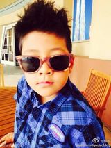 组图：石头戴墨镜酷帅有型 郭涛抱怨儿子调皮