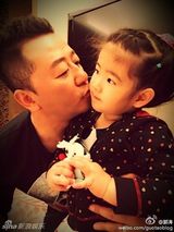 组图：石头为妹妹穿鞋 网友：妹妹好像王诗龄