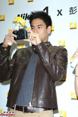 组图：彭于晏帅气现身笑容优雅魅力十足