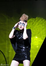 高清图：张佑赫狂学小沈阳笑全场 与莫文蔚贴身热舞