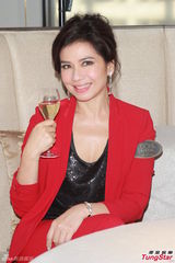 组图：钟楚红低胸性感出席活动 感情事随缘