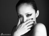 组图：安室奈美惠黑白写真 裸露香肩电眼魅惑