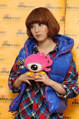 高清组图：对话韩国新人歌手IU 甜甜浅笑可爱迷人