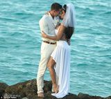 组图：波霸乔丹海滩婚纱照曝光 巨波傲人频走光