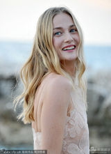 组图：爱娃-洛克波诺裸粉蕾丝婚纱款礼裙拍写真