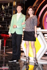 组图：侯佩岑再开新节目甜美亮相优雅十足