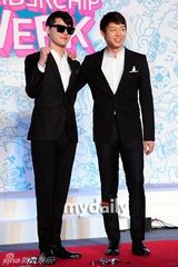 组图：JYJ朴有天金俊秀出席粉丝博览会开幕式