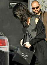 组图：奥斯卡影后变造型 劳伦斯金发变黑发