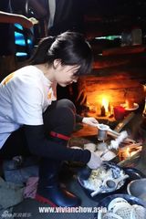 46岁周慧敏斯里兰卡公益行 为孩童剪发吹泡泡