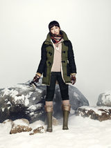 高清图：元斌宋茜雪地拍大片 萌妹扎马尾邻家