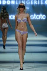 组图：前环球小姐冠军詹妮弗领衔内衣秀