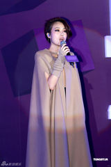 组图：金贤重香港获大奖 阿SA无缘和男友过圣诞