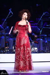 组图：蔡琴一身圣诞红台北开唱 与歌迷过平安夜