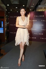 组图：杨怡走秀酬劳能买车买房 笑言与陈豪无绯闻 