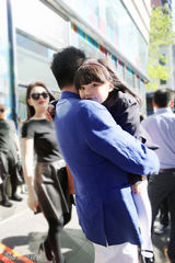 组图：Angela逛糖果店憨萌 分享糖果融化李湘