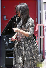 组图：卡戴珊独自出行 图腾长裙起皱心情不爽