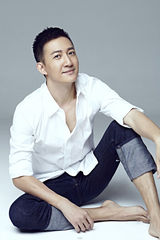 组图：王阳杂志大片曝光 白衬衫清爽自然