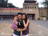 组图：李小鹏一家游长城 奥莉乖巧惹人爱