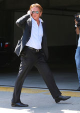 组图：塞隆黑衣平底鞋就医疑怀孕 西恩潘当爹？