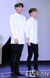 组图：EXO黑白酷装亮相 灿烈搞怪表情多