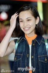 组图：权志龙绯闻女友水原希子赴韩素颜亮相