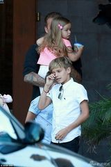 组图：贝克汉姆当孩子王带娃出街 小七粉色头饰抢眼