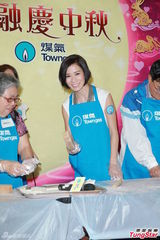 组图：佘诗曼担任大使进社区与老人提前过中秋