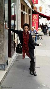 组图：辣妈心花怒放！小S巴黎街头玩风骚秀性感