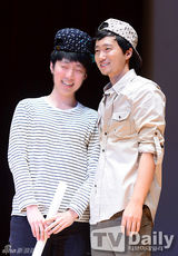 组图：《举报者》柳演锡暖男风度 亲切拥抱粉丝