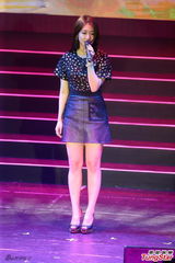 组图：朴信惠高腰短裙现身 秀美腿动情演唱