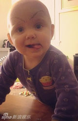 组图：充话费送的！萌宝被父母画粗眉秒变囧娃