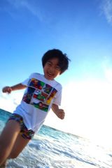 组图：Kimi追逐海浪 网友：以后也是长腿欧巴