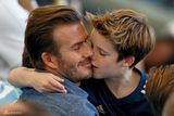 组图：小贝(贝克汉姆)获9岁爱子献吻笑容温柔 网友称萌化