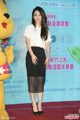 组图：Hebe（S.H.E）仿效林志玲送暖流 为慈善不湿身