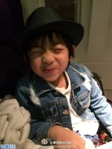 组图：Kimi大口吃饭模样可爱 牛仔衣潮帽乘飞机