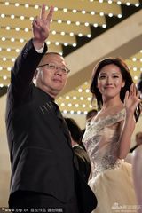 组图：《幻想曲》首映 菅韧姿着蓬蓬裙挥手