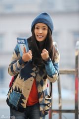 组图：杨幂新片素颜出镜 不施粉黛显清秀