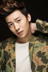 组图：纪子墨写真曝光 迷彩西服潮范儿十足