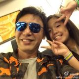 组图：甜蜜暖心老爸！钟镇涛为爱女庆生表爱意