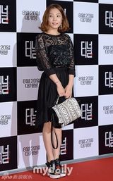 组图：韩星郑柔美出席首映 下衣失踪秀性感