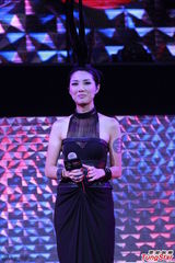 组图：杨千嬅新歌MV首播 遭男舞者“袭胸”