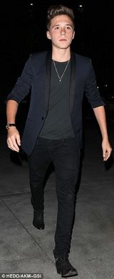 组图：小贝长子再约超杀女 黑白搭配似情侣衫