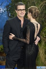 组图：皮特朱莉情侣装恩爱亮相 牵手深情对望