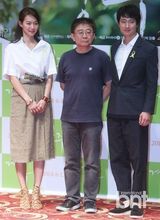 组图：《庆州》申敏儿朴海日低调亮相发布会